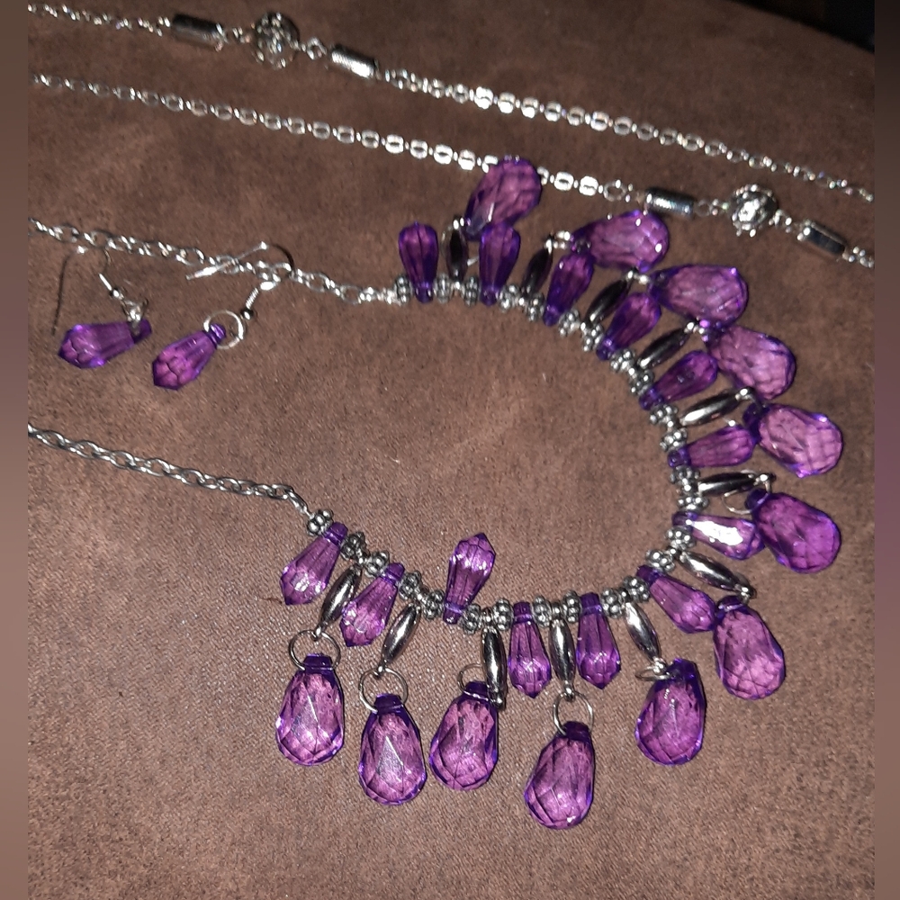 Lot 3 fashion jewelry pieces, matching purple set earrings silvertone necklace